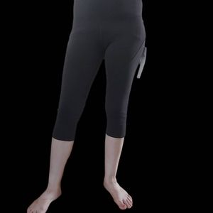 ALO Yoga whisper Capri Black .